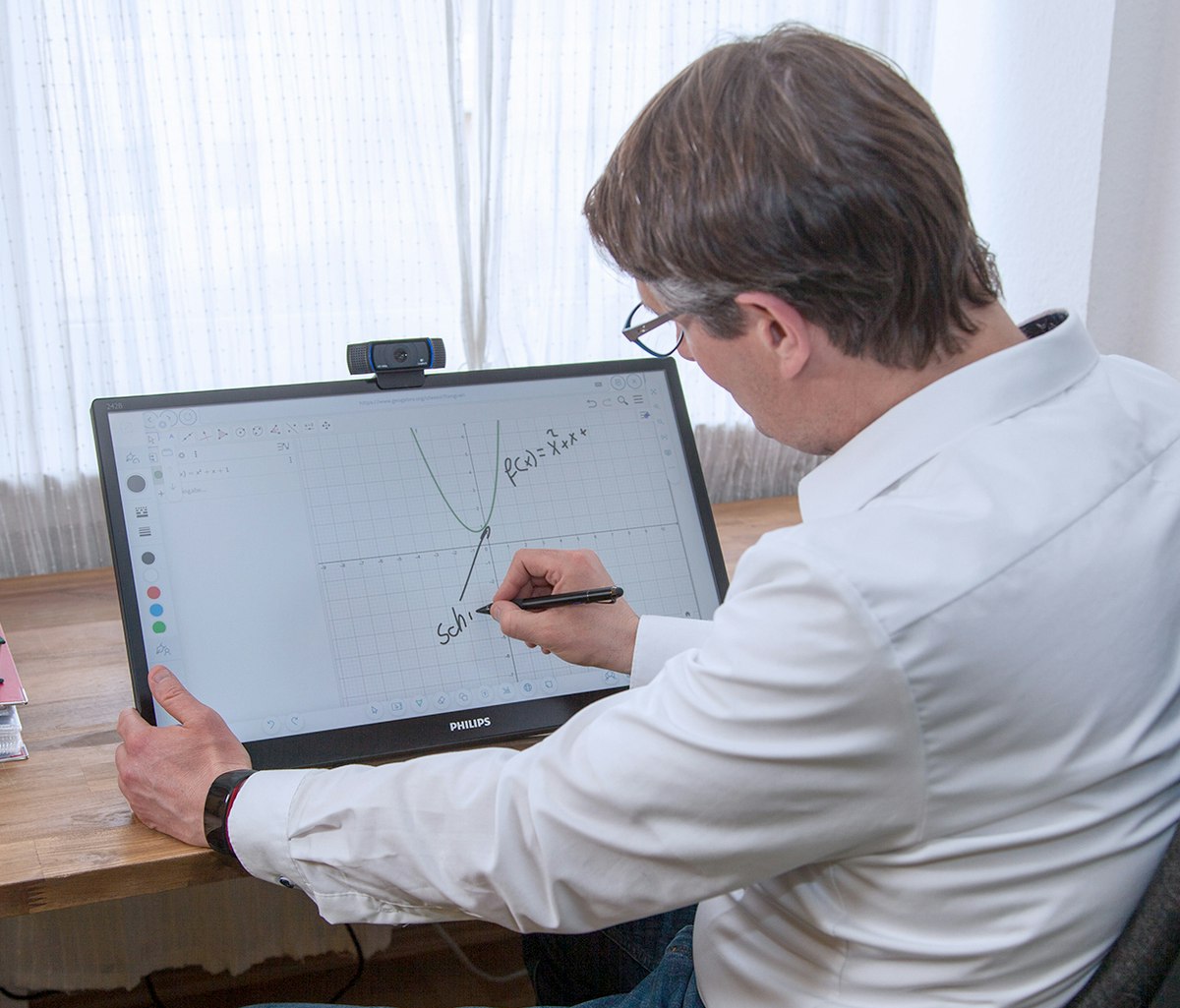 4-Distance-Learning-Focus-Image image